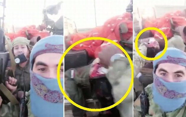 Τζιχαντιστές επιδεικνύουν τον Σύρο πιλότο που σκότωσαν αφού κατέρριψαν το μαχητικό του